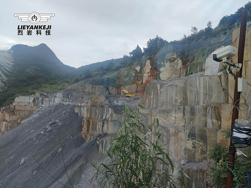 烈?guī)r科技生產(chǎn)的巖石鉆裂一體機(jī)在清遠(yuǎn)陽(yáng)山調(diào)試施工