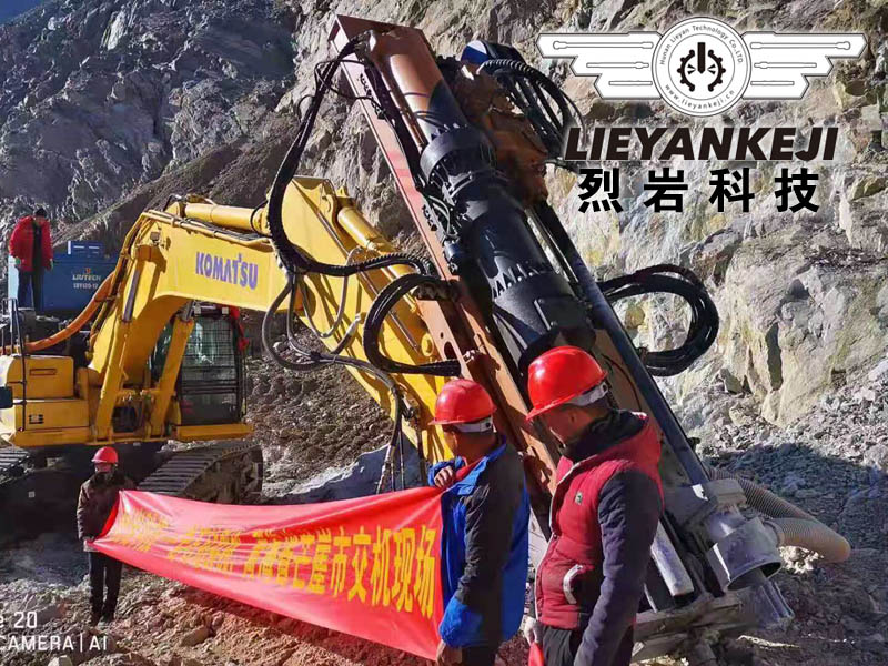 礦山免爆破劈裂設(shè)備青海交機(jī)現(xiàn)場(chǎng)